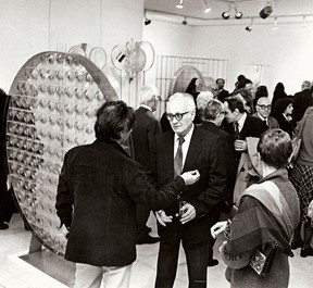 Ο Γιώργος Ζογγολόπουλος στην ατομική του έκθεση στην "Γκαλερί Ζουμπουλάκη", Αθήνα 1979