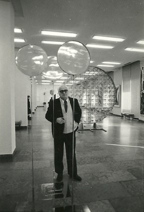 Ο Γιώργος Ζογγολόπουλος ανάμεσα σε γλυπτά του, Βουδαπέστη 1978