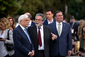 Ο Πρόεδρος της Δημοκρατίας κ. Προκόπιος Παυλόπουλος, ο Γενικός Διευθυντής του Ιδρύματος Γ. Ζογγολόπουλου κ. Άγγελος Μωρέτης, ο Δήμαρχος Φιλοθέης - Ψυχικού κ. Παντελής Ξυριδάκης