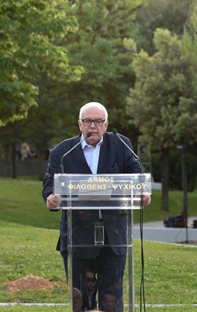 Ντένης Ζαχαρόπουλος, Ιστορικός Τέχνης - Επιμελητής και Καλλιτεχνικός Σύμβουλος της Πινακοθήκης, των Μουσείων και Συλλόγων του Δήμου Αθηναίων