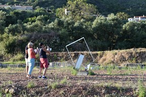 Επισκέπτες της έκθεσης φωτογραφίζουν το γλυπτό του Γ. Ζογγολόπουλου "Χωρίς τίτλο"
