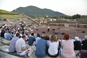 Ο Καθηγητής Πέτρος Θέμελης στο Αρχαίο Θέατρο της Μεσσσήνης